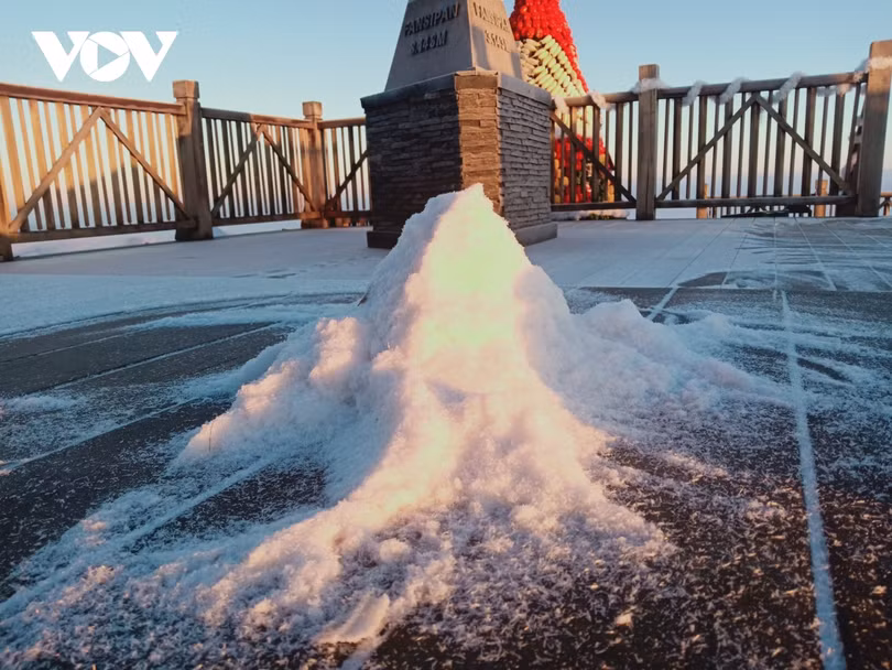 Ngắm sương muối, băng giá trên đỉnh Fansipan