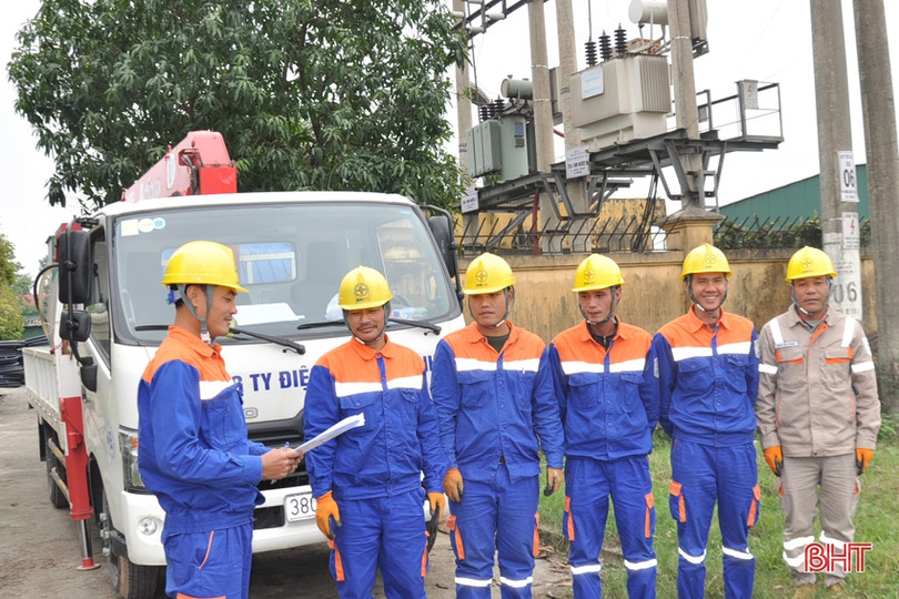 Điện lực Hà Tĩnh vệ sinh miễn phí 60 trạm biến áp không cắt điện