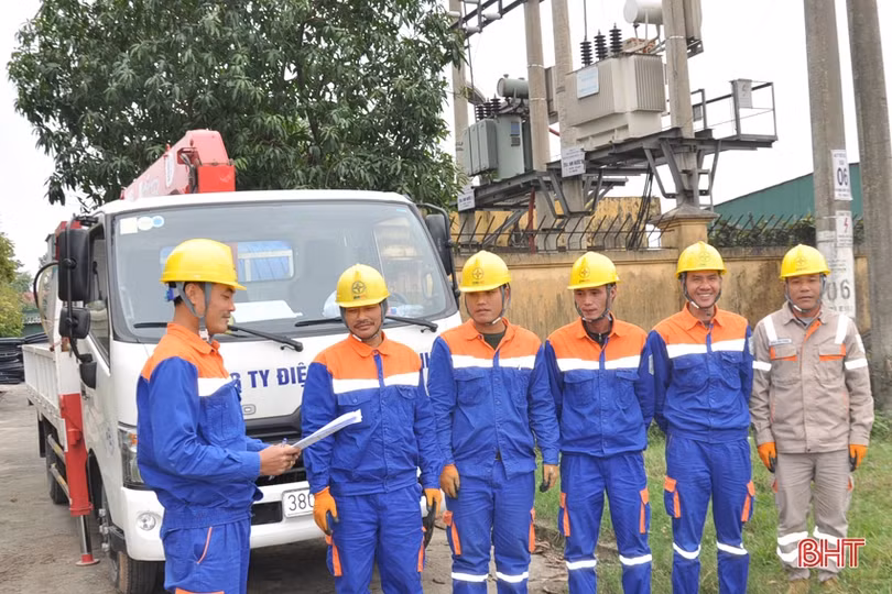 Điện lực Hà Tĩnh vệ sinh miễn phí 60 trạm biến áp không cắt điện