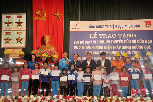 Điện lực miền Bắc tặng quà trị giá 1,6 tỷ đồng cho trường học, địa phương vùng lũ Hà Tĩnh