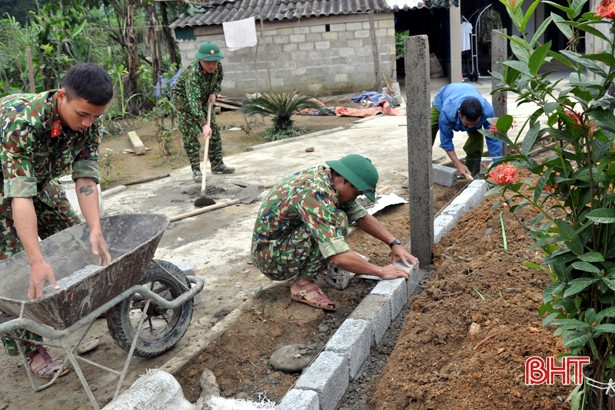 Chiến sĩ Lữ đoàn 80 giúp xã miền núi Hà Tĩnh xây dựng nông thôn mới