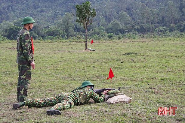 Chiến sỹ Biên phòng Hà Tĩnh huấn luyện chiến đấu bộ binh, bắn súng K54 và tiểu liên