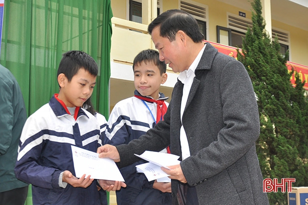 Điện lực miền Bắc tặng quà trị giá 1,6 tỷ đồng cho trường học, địa phương vùng lũ Hà Tĩnh