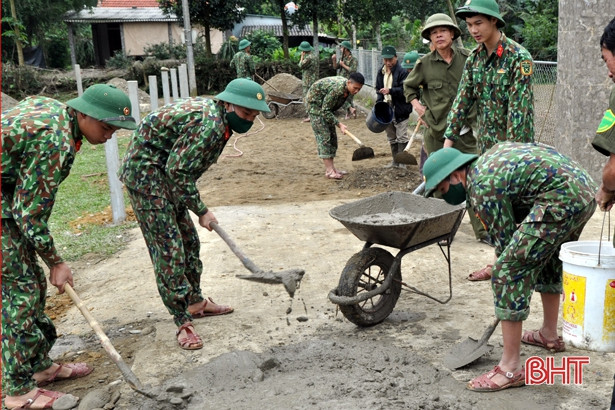 Chiến sĩ Lữ đoàn 80 giúp xã miền núi Hà Tĩnh xây dựng nông thôn mới