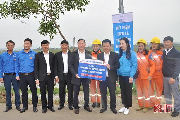 Điện lực miền Bắc tặng quà trị giá 1,6 tỷ đồng cho trường học, địa phương vùng lũ Hà Tĩnh