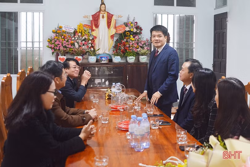 Chủ tịch Ủy ban MTTQ tỉnh Hà Tĩnh chúc mừng Giáo xứ Tiếp Võ