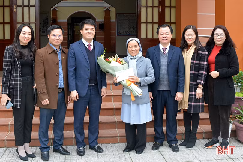 Chủ tịch Ủy ban MTTQ tỉnh Hà Tĩnh chúc mừng Giáo xứ Tiếp Võ