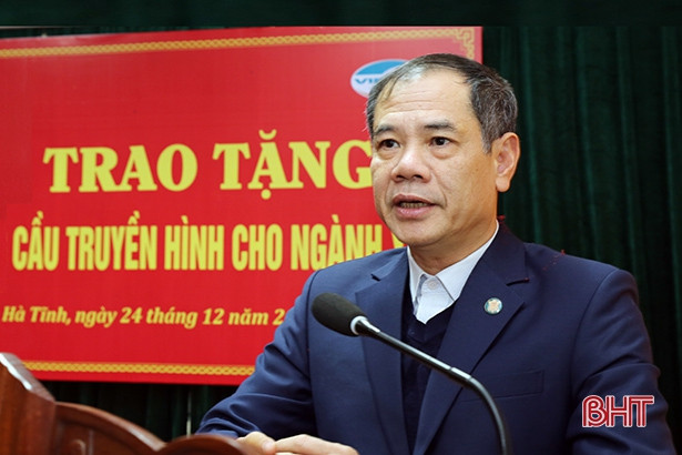 Viettel Hà Tĩnh tặng cầu truyền hình phục vụ khám bệnh từ xa cho bệnh viện tuyến huyện