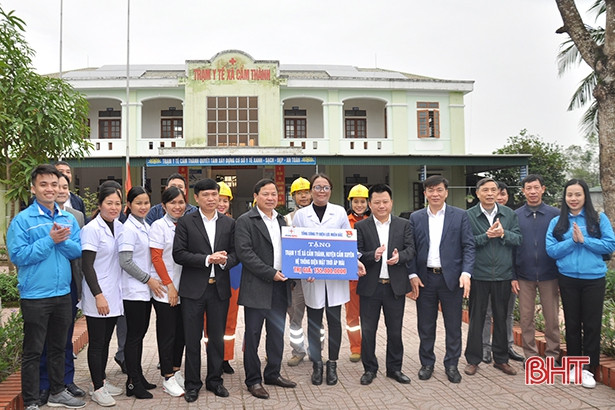 Điện lực miền Bắc tặng quà trị giá 1,6 tỷ đồng cho trường học, địa phương vùng lũ Hà Tĩnh