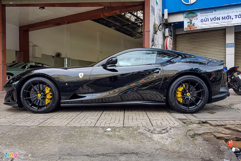 Chi tiết Ferrari 812 Superfast thứ 2 tại Việt Nam