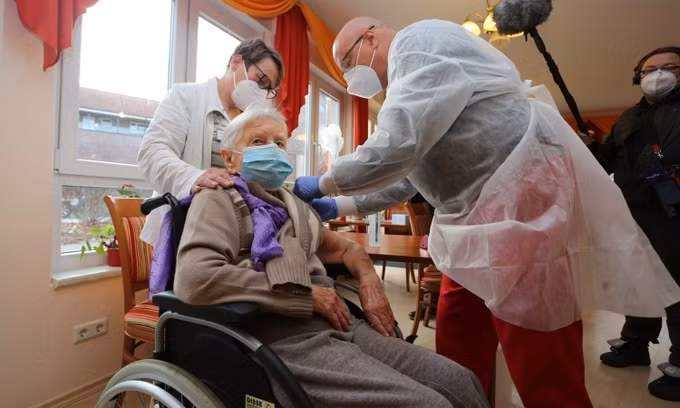 Châu Âu triển khai tiêm chủng đại trà vaccine ngừa Covid-19