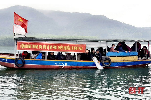 Phóng sinh hơn 2,1 tấn cá tái tạo nguồn lợi thủy sản tại hồ Nhà Đường