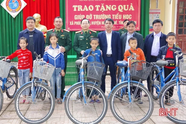 Tặng 85 xe đạp và 250 bàn ghế cho học sinh vùng khó khăn ở Hà Tĩnh