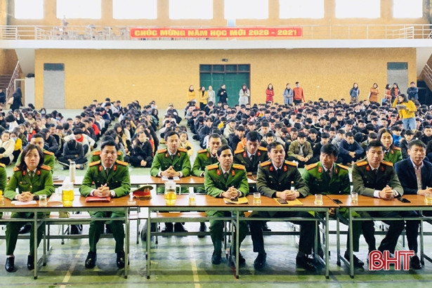 Sinh viên Cao đẳng Kỹ thuật Việt - Đức cam kết không vi phạm về quản lý, sử dụng pháo dịp tết