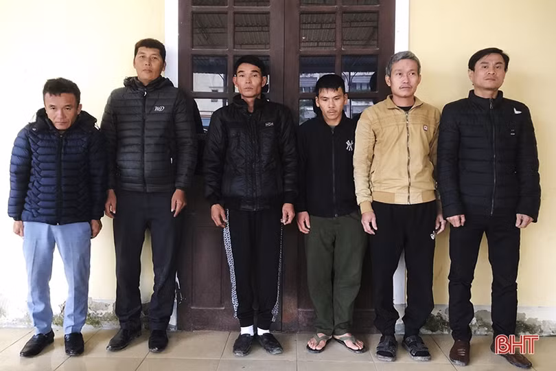 Hà Tĩnh: 6 đối tượng đang đánh “liêng” thì công an ập bắt, 1 người trốn chạy
