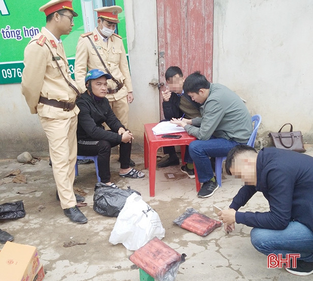 Hà Tĩnh: Bắt đối tượng giấu 4kg thuốc nổ trong cốp xe máy
