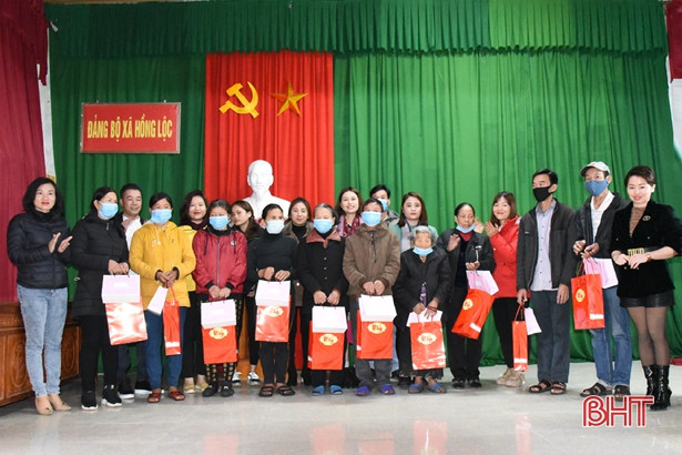 Trao quà cho hộ nghèo, học sinh vùng khó khăn Hà Tĩnh