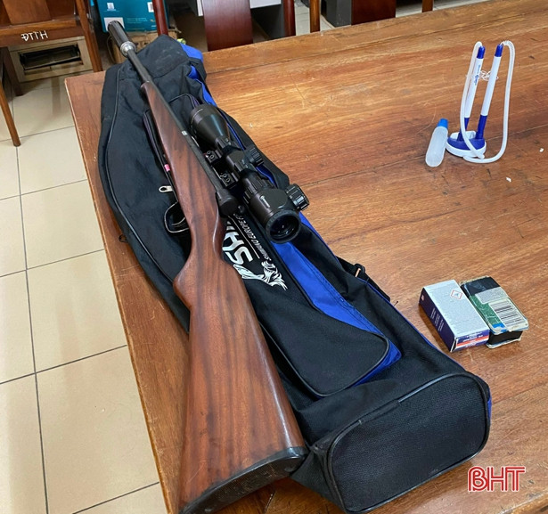 “Xế hộp” chở súng săn cùng 21 viên đạn “vi vu” trên QL 1A qua Hà Tĩnh