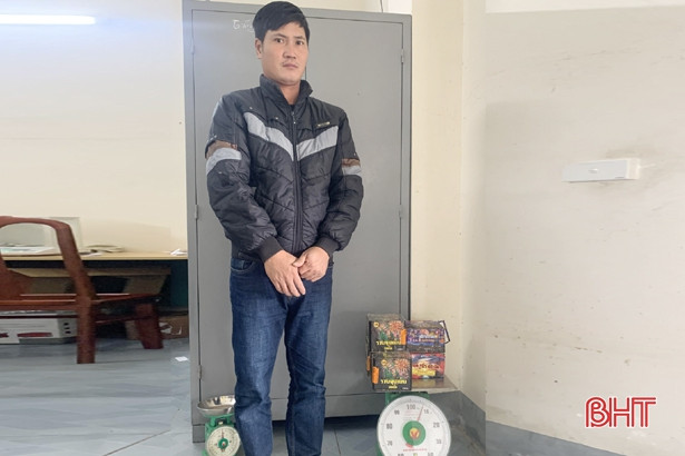 Mua hơn 7kg pháo về cất trong nhà để sử dụng