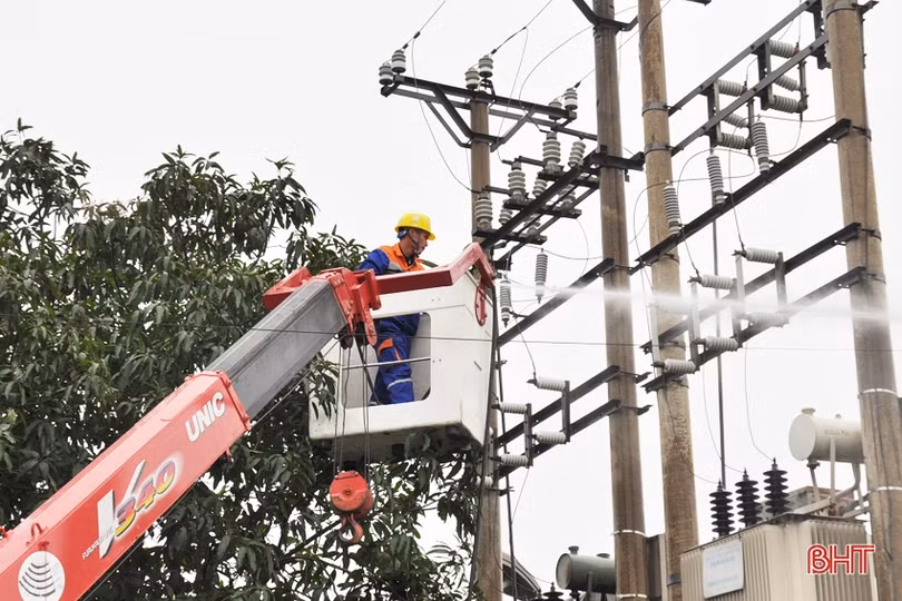 Điện lực Hà Tĩnh vệ sinh miễn phí 60 trạm biến áp không cắt điện