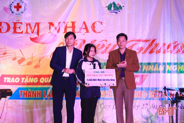 Hơn 100 triệu đồng đến với bệnh nhân nghèo Can Lộc trong “Đêm nhạc yêu thương”