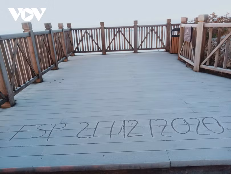 Ngắm sương muối, băng giá trên đỉnh Fansipan