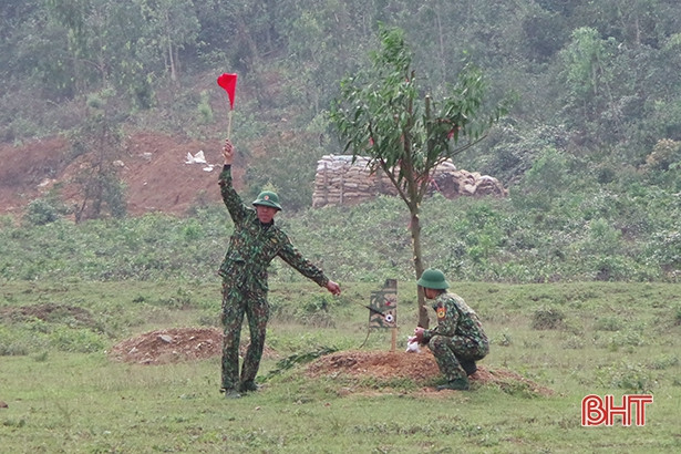 Chiến sỹ Biên phòng Hà Tĩnh huấn luyện chiến đấu bộ binh, bắn súng K54 và tiểu liên