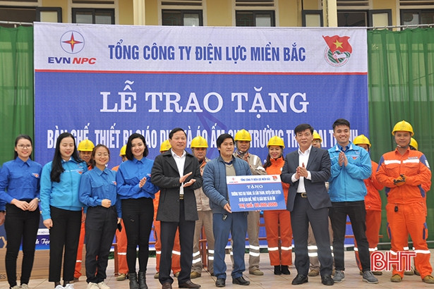 Điện lực miền Bắc tặng quà trị giá 1,6 tỷ đồng cho trường học, địa phương vùng lũ Hà Tĩnh