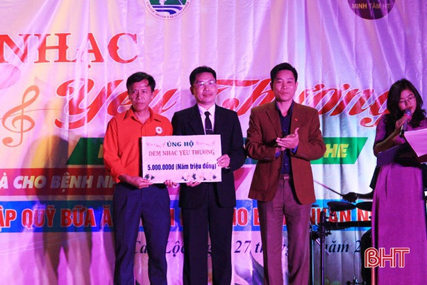 Hơn 100 triệu đồng đến với bệnh nhân nghèo Can Lộc trong “Đêm nhạc yêu thương”