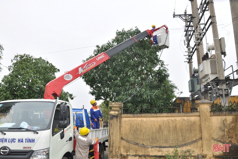 Điện lực Hà Tĩnh vệ sinh miễn phí 60 trạm biến áp không cắt điện