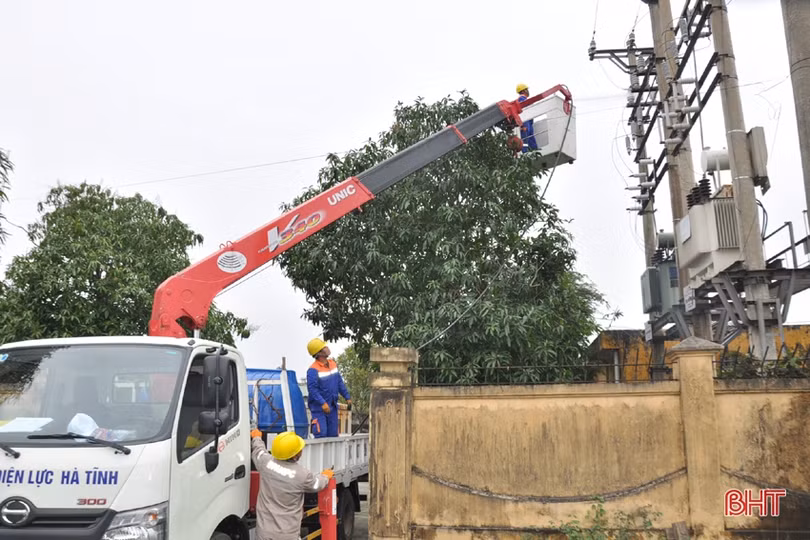Điện lực Hà Tĩnh vệ sinh miễn phí 60 trạm biến áp không cắt điện