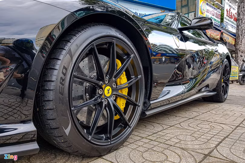 Chi tiết Ferrari 812 Superfast thứ 2 tại Việt Nam