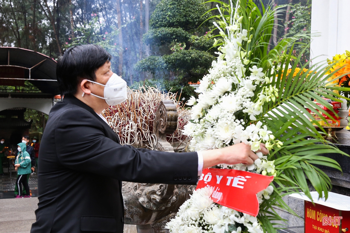 Bộ trưởng Bộ Y tế Nguyễn Thanh Long dâng hương tại Khu di tích Ngã ba Đồng Lộc
