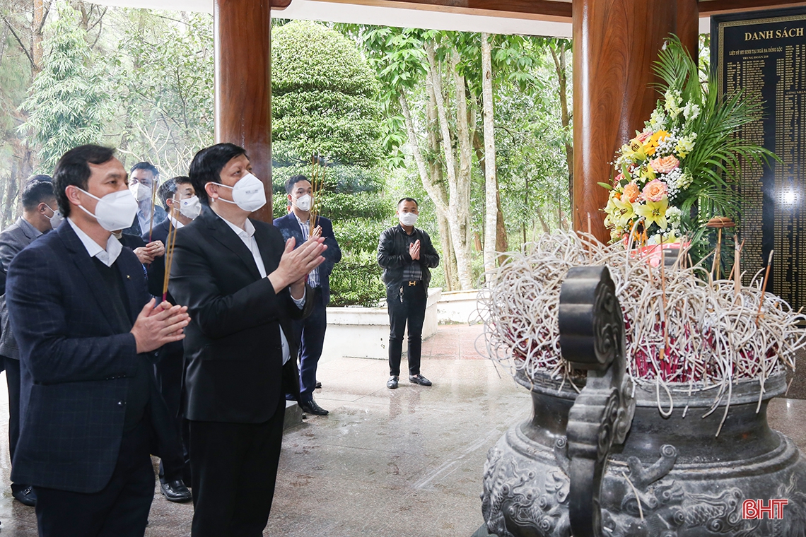 Bộ trưởng Bộ Y tế Nguyễn Thanh Long dâng hương tại Khu di tích Ngã ba Đồng Lộc