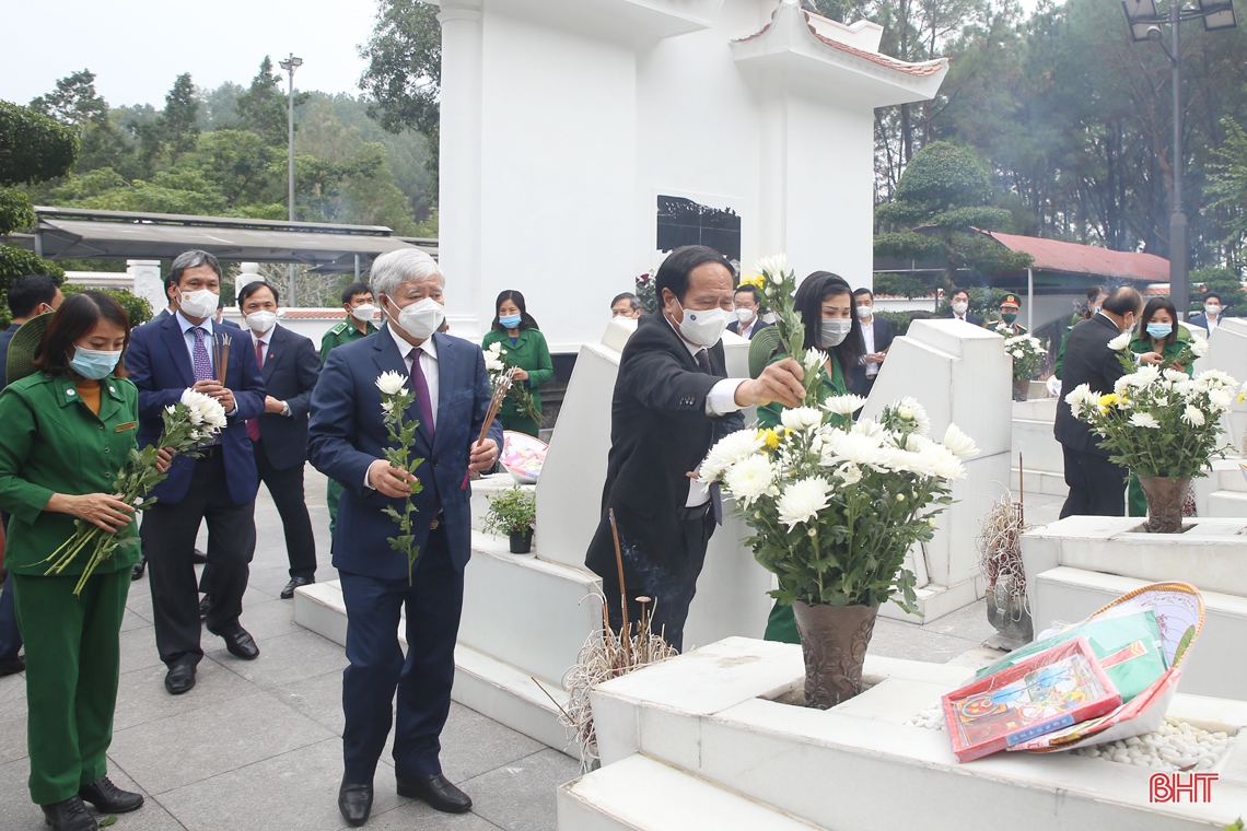 Chủ tịch nước Nguyễn Xuân Phúc dâng hương tại Khu di tích Ngã ba Đồng Lộc