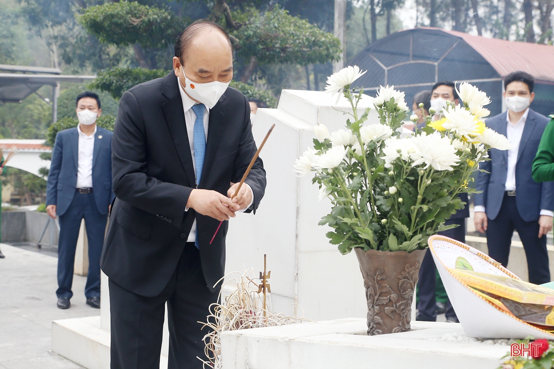 Chủ tịch nước Nguyễn Xuân Phúc dâng hương tại Khu di tích Ngã ba Đồng Lộc