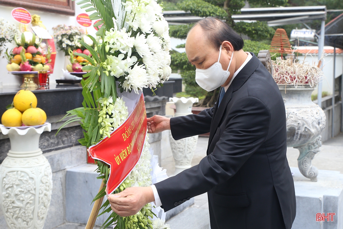 Chủ tịch nước Nguyễn Xuân Phúc dâng hương tại Khu di tích Ngã ba Đồng Lộc