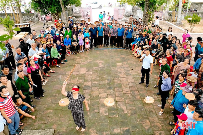 “Ngày hội nông dân” tại đình Hội Thống (xã Xuân Hội, Nghi Xuân, Hà Tĩnh) với nhiều hoạt động văn hóa, thể thao giàu tính dân gian đã mang lại tiếng cười sảng khoái cho người già và trẻ nhỏ. bqbht_br_sequence-0100-07-16-00still003-1795-9850.jpg