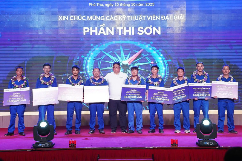 Giải Khuyến khích: Phạm Quốc Hùng – Kỹ thuật viên phần thi sơn. z7117521935905-8db40f645835cf513c0cf7f02d4b58d1.jpg
