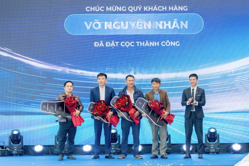Khách hàng ký đặt cọc xe BYD tại sự kiện. a7.jpg