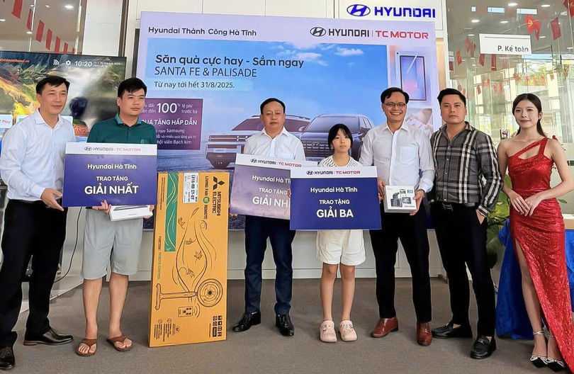 Đại diện Hyundai Thành Công Hà Tĩnh đã trực tiếp trao quà, chia sẻ niềm vui cùng khách hàng trúng giải. z7056746545474-4369bfc4783752c8da09e7db3562a231.jpg