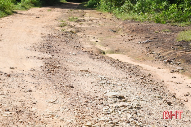 Cần ưu tiên bố trí kinh phí làm đường từ Le Ve Cửa Trẹm đến bãi rác Hồng Lộc