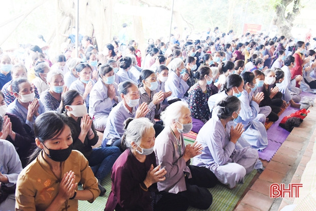 Đông đảo đạo hữu, du khách hành hương về chùa Kim Dung 