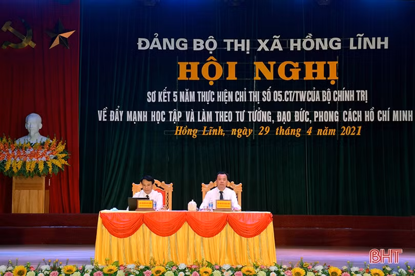 Thị xã Hồng Lĩnh và Kỳ Anh tôn vinh các tập thể, cá nhân điển hình học và làm theo Bác