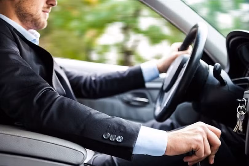 Xe ô tô đang xuống dốc mà bị chết máy thì xử lý như thế nào?