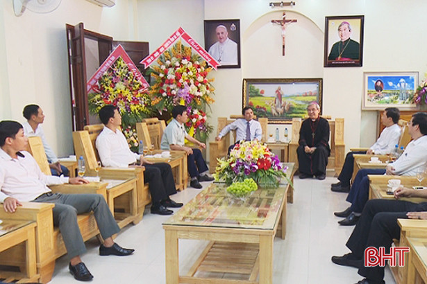 Lãnh đạo tỉnh chúc mừng tân Giám quản Tông tòa Giáo phận Hà Tĩnh