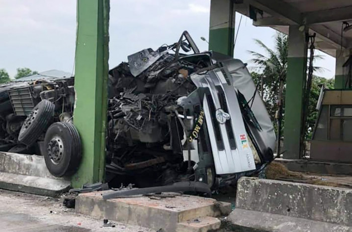 Đâm vào trạm thu phí Cầu Rác trên QL1, xe tải nát bét phần đầu