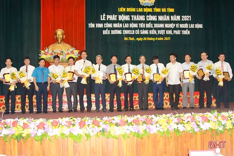 Hà Tĩnh biểu dương công nhân, lao động tiêu biểu và “doanh nghiệp vì người lao động”