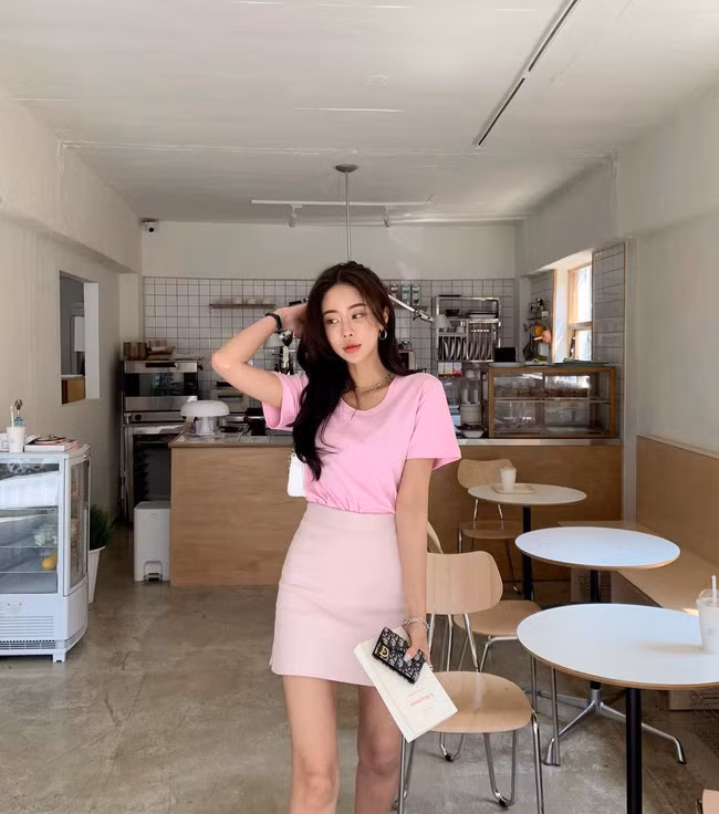 Đồ màu hồng soán ngôi đồ tím, chị em diện lên trẻ trung, sang trọng