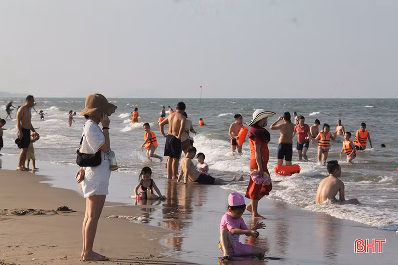 Biển Hà Tĩnh đông nghịt người, bất chấp dịch bệnh vẫn không thực hiện 5K